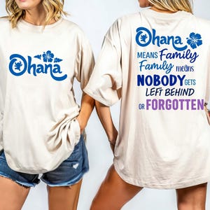 Puede incluir: Camiseta beige con texto azul "Ohana" y dise&ntilde;o floral. La parte trasera de la camiseta tiene el texto "Ohana significa familia, familia significa que nadie se queda atr&aacute;s ni se olvida."