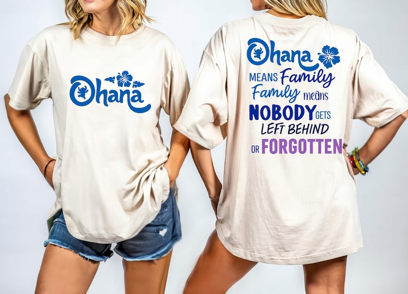 Puede incluir: Camiseta beige con texto azul "Ohana" y dise&ntilde;o floral. La parte trasera de la camiseta tiene el texto "Ohana significa familia, familia significa que nadie se queda atr&aacute;s ni se olvida."