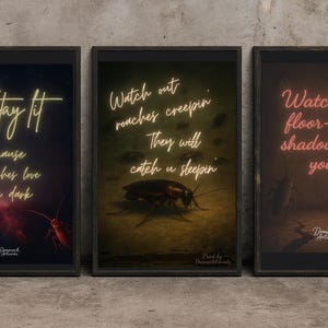 Può includere: Tre stampe artistiche incorniciate con sfondi scuri e testo al neon. Le stampe presentano illustrazioni di scarafaggi e frasi come "Stay lit cause roaches love the dark". L'opera è firmata "Dramnick Artworks."