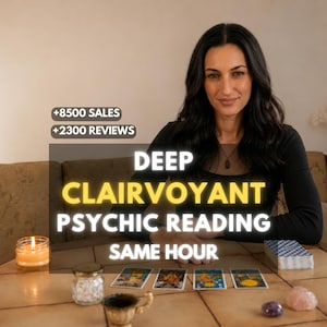 Pode incluir: Uma pessoa de cabelos escuros longos vestindo camisa preta de manga comprida sentada a uma mesa com cartas de tarô, uma vela acesa, um pequeno pote de cristais brancos, uma xícara e duas pedras polidas. Texto: +8500 SALES, +2300 REVIEWS, DEEP CLAIRVOYANT PSYCHIC READING SAME HOUR.