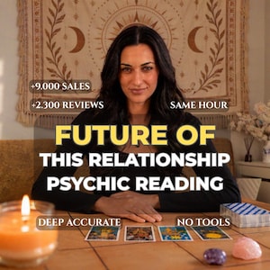 Op de afbeelding: Een persoon met lang donker haar in een zwart shirt met lange mouwen zit aan een tafel met vier tarotkaarten, een brandende oranje kaars en twee kristallen. Tekst: +9.000 SALES, +2.300 REVIEWS, SAME HOUR, FUTURE OF THIS RELATIONSHIP PSYCHIC READING, DEEP ACCURATE, NO TOOLS.