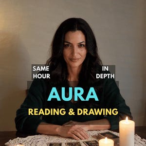 Könnte beinhalten: Eine Person in einem dunkelgrünen Pullover sitzt an einem Tisch mit drei brennenden weißen Kerzen und einem Kartenspiel. Der Text auf dem Bild lautet: SAME HOUR, IN DEPTH, AURA, READING & DRAWING. Die Person hat langes, dunkles Haar.