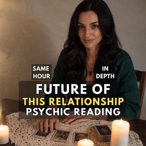 Könnte beinhalten: Ein psychischer Lesedienst mit Tarotkarten, die auf einer weißen Spitzendeckchen mit drei brennenden weißen Kerzen ausgelegt sind. Der Text lautet: SAME HOUR IN DEPTH FUTURE OF THIS RELATIONSHIP PSYCHIC READING.