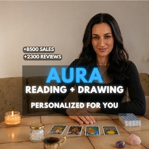 Peut inclure: Une personne aux longs cheveux bruns portant un haut noir à manches longues est assise devant quatre cartes de tarot, un jeu de cartes, une bougie allumée, un pot de cristaux blancs et deux pierres polies. Texte : +8500 SALES +2300 REVIEWS AURA READING + DRAWING PERSONALIZED FOR YOU.