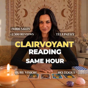 Puede incluir: Una persona con cabello largo y oscuro que viste una camisa negra de manga larga está sentada ante una mesa con cuatro cartas de tarot, una baraja, una vela naranja y dos cristales. Texto: +9.000 SALES, +2.300 REVIEWS, TELEPATHY, CLAIRVOYANT READING SAME HOUR, PURE VISION, NO TOOLS.