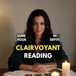 Puede incluir: Una persona con un suéter verde oscuro sentada a una mesa con tres cartas del tarot y tres velas blancas encendidas sobre un tapete de encaje blanco. Texto: SAME HOUR, IN DEPTH, CLAIRVOYANT READING.