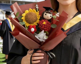 Ramo de graduación tejido a mano con muñeco graduado, regalo floral artesanal para graduados, regalo para la promoción de 2026, arreglo floral eterno.