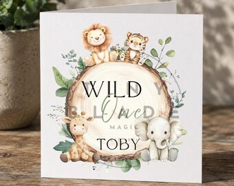 Può includere: Biglietto di auguri quadrato con un'illustrazione ad acquerello. La carta presenta un leone, una tigre, una giraffa e un elefante attorno a un cerchio di legno con le parole "WILD One" e il nome "TOBY". Foglie verdi e fogliame circondano il cerchio.