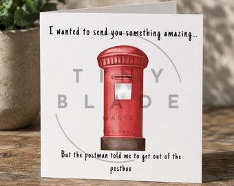 Può includere: Un biglietto d'auguri quadrato con un'illustrazione ad acquerello di una cassetta postale rossa cilindrica. Il testo recita: I wanted to send you something amazing... But the postman told me to get out of the postbox. Il biglietto ha uno sfondo bianco.