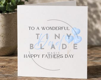 Può includere: Un biglietto bianco per la festa del papà con la scritta "TO A WONDERFUL TINY DAD MAGIC HAPPY FATHERS DAY". Il biglietto presenta un design circolare grigio e palloncini a forma di cuore azzurri.