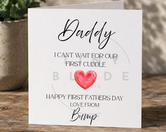 Può includere: Biglietto di auguri bianco con la parola "Daddy" in corsivo. Il biglietto include le frasi "I can't wait for our first cuddle", "Happy First Fathers Day" e "Love from Bump", insieme a un'illustrazione di cuore rosso.