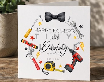 Può includere: Un biglietto d'auguri quadrato con un papillon nero, un cacciavite, una chiave inglese, una livella, un martello, un metro a nastro e un trapano disposti in cerchio. Il testo recita Happy Father's Day, Daddy, e EST 2024, con stelle e fulmini.