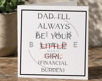Può includere: Un biglietto di auguri bianco con un bordo nero. Il biglietto recita "DAD. I'LL ALWAYS BE YOUR LITTLE GIRL (FINANCIAL BURDEN)". Le parole "LITTLE" e "GIRL" sono sbarrate in rosso. Il biglietto è su una superficie di legno.