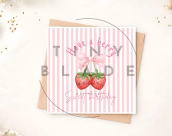 Può includere: Biglietto di auguri quadrato con sfondo a righe rosa e bianche. Il biglietto presenta un'illustrazione ad acquerello di due fragole legate con un fiocco rosa. Il testo "Have a berry sweet birthday" è scritto sul biglietto.