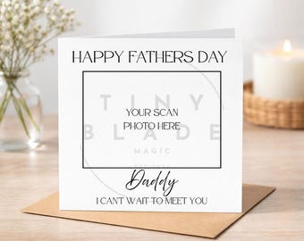 Può includere: Un biglietto bianco per la festa del papà con la scritta "HAPPY FATHERS DAY" in alto. Il biglietto ha una cornice nera con le parole "YOUR SCAN PHOTO HERE" all'interno. Sotto la cornice, c'è scritto "Daddy I CAN'T WAIT TO MEET YOU". Il biglietto è su una busta marrone.