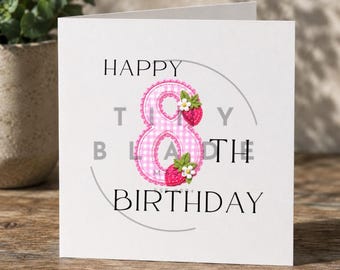 Può includere: Un biglietto di compleanno bianco con le parole "HAPPY BIRTHDAY" e il numero 8 al centro. Il numero 8 è rosa con un motivo a quadretti e accenti di fragola.