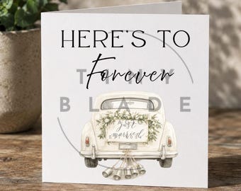 Può includere: Un biglietto d'auguri quadrato con il testo HERE'S TO Forever in caratteri neri. Sotto il testo c'è un'illustrazione ad acquerello del retro di un'auto d'epoca color crema decorata con una ghirlanda floreale e un cartello Just Married con barattoli.