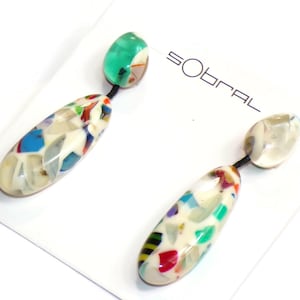 Orecchini pendenti con perline bianche e mosaico multicolore Sobral Caillou