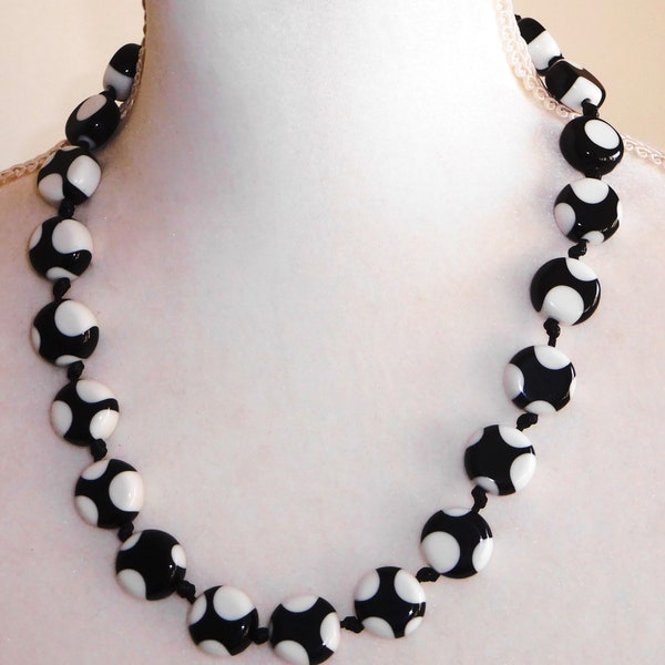 Collar Sobral Dots Yoi con lunares blancos sobre cuentas redondas negro azabache, hecho a mano por artistas