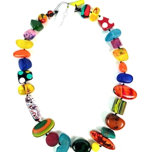 Collar de cuentas grueso multicolor hecho a mano por Sobral Aventuras Indiana