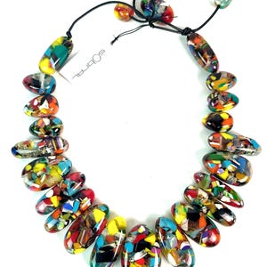 Collar con diseño de mosaico multicolor y cuentas transparentes de Caillou Monica de Sobral, hecho a mano por artistas