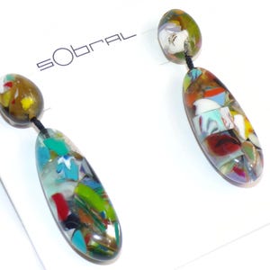 Orecchini pendenti Sobral Caillou multicolori con perline trasparenti in mosaico realizzati dall&#39;artista