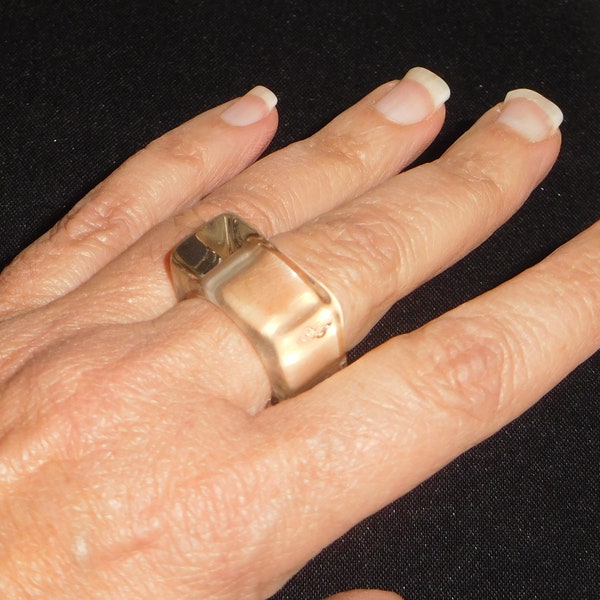 Anillo llamativo hecho por artista cuadrado transparente Quadrado de Sobral Classicos