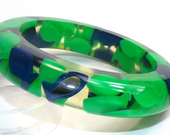 Sobral Rare bracelet jonc fabriqué par l'artiste avec inclusion de poissons verts et bleus à la retraite