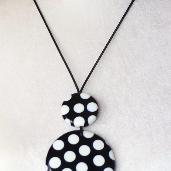 Collar Sobral N F Dots con lunares blancos sobre colgante negro azabache, hecho a mano por artistas