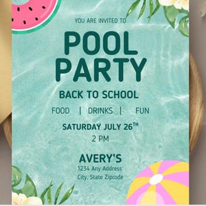Może przedstawiać: Turkusowe zaproszenie na imprezę przy basenie ze słowami "POOL PARTY" dużymi turkusowymi literami. Zaproszenie zawiera tekst "BACK TO SCHOOL", "FOOD | DRINKS | FUN" oraz datę i godzinę. W rogach znajdują się plasterek arbuza i piłka plażowa.