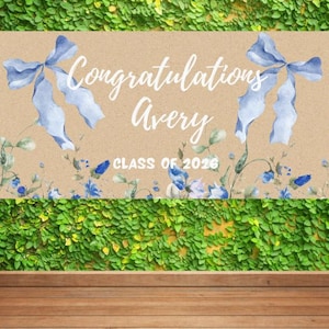 Striscione di laurea per bambina – Fiocchi e fiori blu e bianchi su carta kraft – Decorazione per feste stampabile