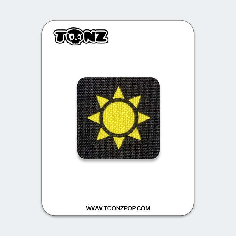 Puede incluir: Un parche cuadrado bordado en negro que presenta un icono de sol amarillo brillante con ocho rayos puntiagudos. El parche se muestra sobre una tarjeta blanca con el texto TONZ en la parte superior y la URL WWW.TOONZPOP.COM en la parte inferior.