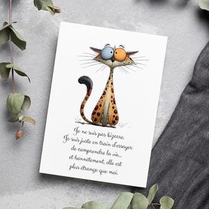 Peut inclure: Une carte de vœux rectangulaire blanche illustrée d'un chat de dessin animé avec un œil bleu et un œil orange, un pelage tacheté et une longue queue. Le texte indique : Je ne suis pas bizarre. Je suis juste en train d'essayer de comprendre la vie... et honnêtement, elle est plus étrange que moi.