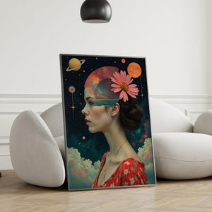 Poster con ritratto femminile, cosmo e fiore, poetico e surreale, poster decorativo con immaginazione di pianeta, sogno stellato introspettivo