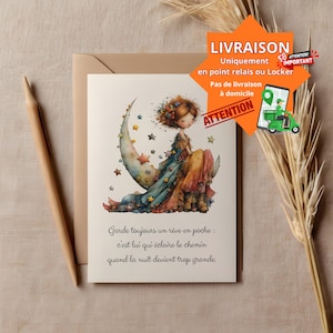 Op de afbeelding: Een wenskaart met een aquarel illustratie van een meisje op een halve maan, omringd door sterren. Het meisje draagt een kleurrijke jurk. De kaart bevat Franse tekst onderaan. Een potlood en een envelop staan op de achtergrond.