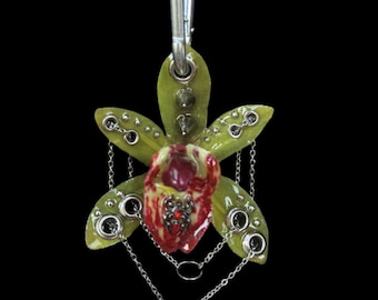 Portachiavi inquietante ma carino • Verde e rosso • Orchidea in resina con piccolo ciondolo a forma di ragno, punte, stella e catenelle pendenti a strati