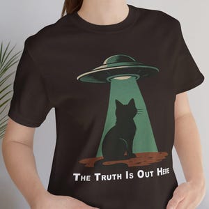 Cat UFO Unisex Tee, Alien Cat Shirt, Funny Graphic Tee, Gift for Cat Lovers, Quirky T-Shirt, Casual Wear, Unique Design, Truth is out There