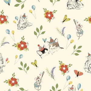Op de afbeelding: Een grillig patroon met katten, muizen, vlinders, ballonnen en bloemen op een crèmekleurige achtergrond. De katten en muizen dragen feesthoeden. De bloemen zijn rood en geel. De vlinders zijn geel en blauw. De ballonnen zijn blauw en geel.
