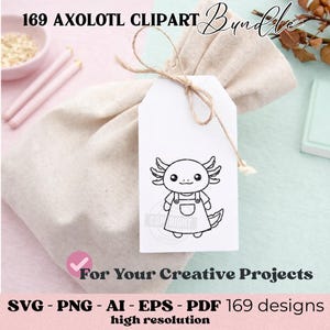 Peut inclure: Un sac en tissu beige nou&eacute; avec de la ficelle, contenant une &eacute;tiquette blanche avec une illustration d'axolotl en noir et blanc. Le texte sur l'&eacute;tiquette indique "COPYRIGHT". En dessous, le texte dit "For Your Creative Projects" et "SVG - PNG - AI - EPS - PDF 169 designs high resolution".