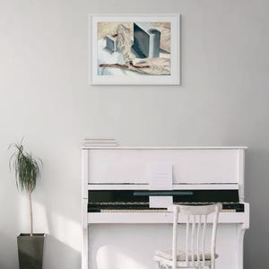 Könnte beinhalten: Gerahmtes Stillleben-Gemälde mit geometrischen Formen und drapiertem Stoff in neutralen Tönen. Das Kunstwerk hängt über einem weißen Klavier mit passendem Stuhl, einer Topfpflanze und einem Teppich.