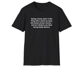 Camiseta divertida para hermanas: "Viviendo con un cómico que conoce tus secretos". Camiseta unisex con humor para hermanas, regalo para hermanas y familia.