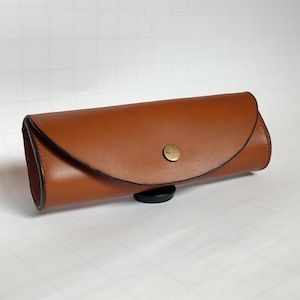 Handgefertigtes Brillenetui aus Leder