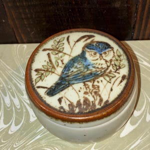 Vintage Schmuckdose in Eulenform aus Steingut von Enesco, Japan. Braun- und Blautöne, gesprenkelt. 6,35 cm x 3,81 cm