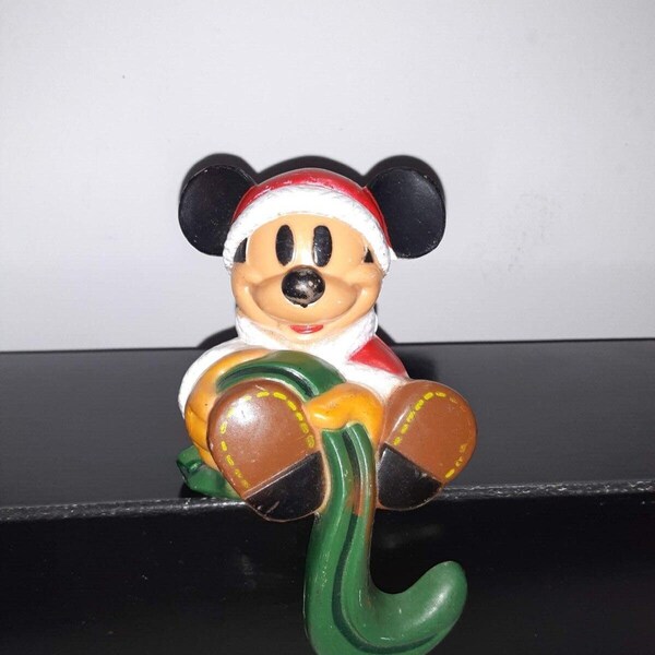 Disney Musse Pigg Julstrumphängare / Hållare 13,5 cm hög och 9,5 cm bred. 9,6 g.