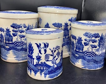 Prachtige zeldzame oude vintage set van 4 blauwe wilgenbussen met haarscheurtjes en wat verkleuring vanaf de leeftijd van 7", 6", 5" en 4,5"