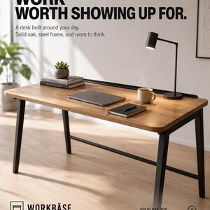 K&ouml;nnte beinhalten: Ein Schreibtisch mit einer massiven Eichenplatte und einem schwarz pulverbeschichteten Stahlrahmen. Der Text lautet: WORK WORTH SHOWING UP FOR. A desk built around your day. Solid oak, steel frame, and room to think. WORKB&Auml;SE BUILD YOUR SETUP WORKBASE.CO.