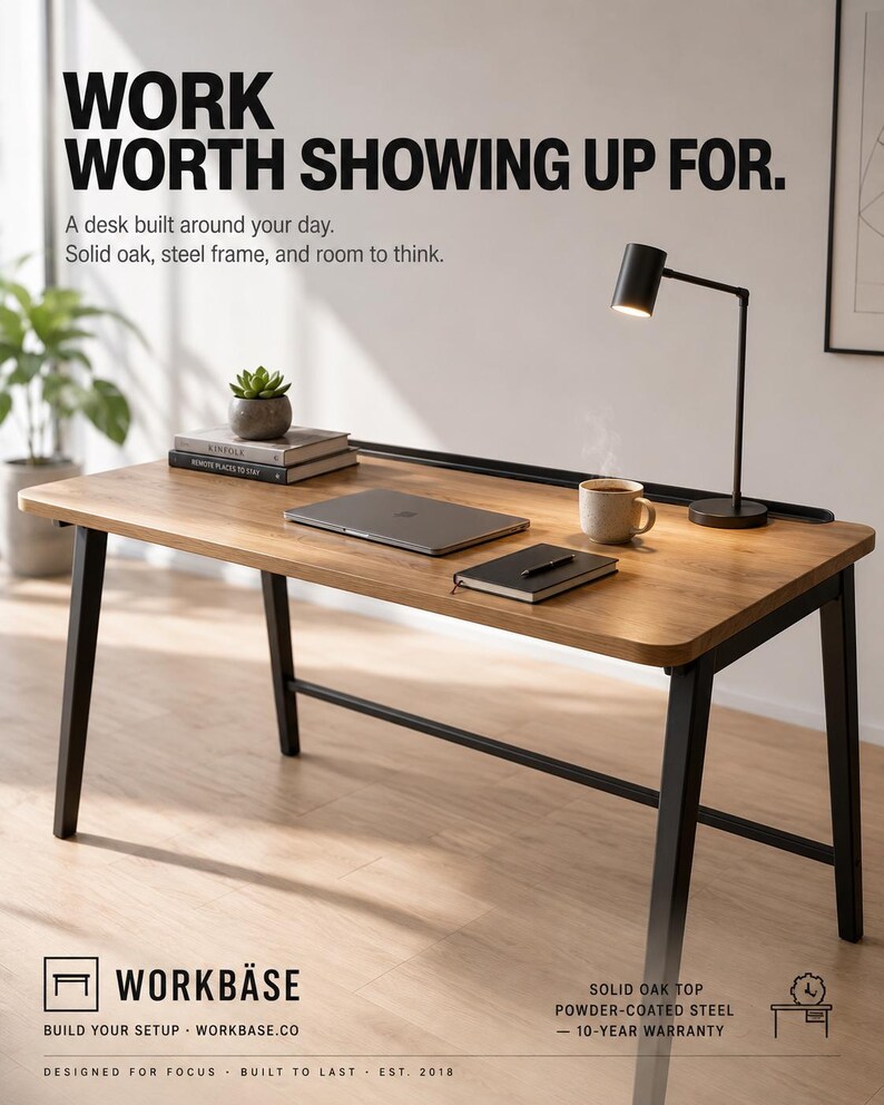 K&ouml;nnte beinhalten: Ein Schreibtisch mit einer massiven Eichenplatte und einem schwarz pulverbeschichteten Stahlrahmen. Der Text lautet: WORK WORTH SHOWING UP FOR. A desk built around your day. Solid oak, steel frame, and room to think. WORKB&Auml;SE BUILD YOUR SETUP WORKBASE.CO.