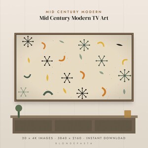 Op de afbeelding: Een digitaal televisiescherm met kunstwerk op een crèmekleurige achtergrond, donkergroene sterrenvormen en oranje en groene gebogen accenten. De tekst luidt: MID CENTURY MODERN, Mid Century Modern TV Art, 20 x 4K IMAGES, 3840 x 2160, INSTANT DOWNLOAD, BLONDEPASTA.