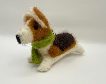 Ręcznie robiony filcowy corgi z zielonym szalikiem | Ozdoba z filcu wełnianego z igłą | Uroczy prezent w postaci figurki corgi