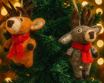 Adorno de reno de fieltro de lana hecho a mano / Decoración para el árbol de Navidad / Regalo navideño / Reno de fieltro agujado con bufanda / Navidad en el bosque